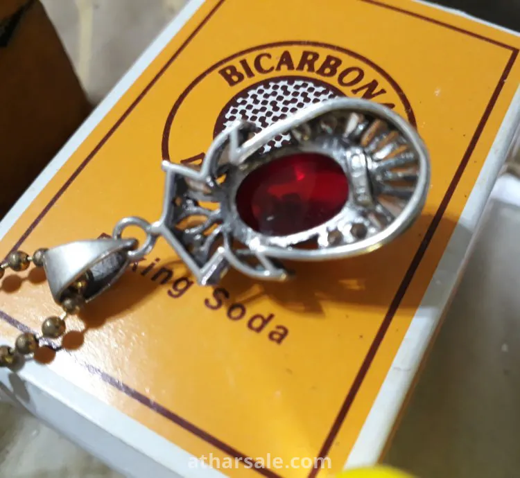 Niclos diamond and red yakkout