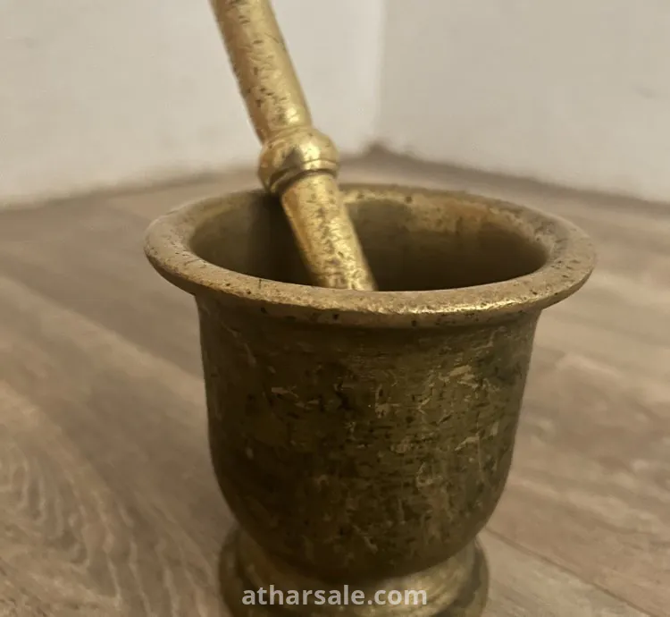 مهراس قديم مصنوع من النحاس القديم