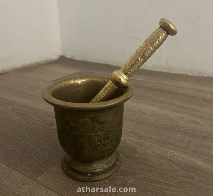 مهراس قديم مصنوع من النحاس القديم