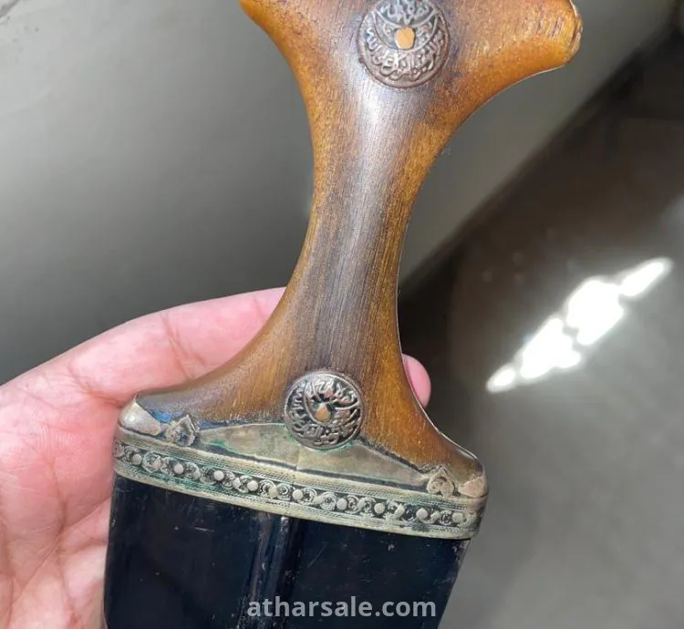 جنبية يمنية قديمة نادرة من عصر الائمة ( المملكة المتوكلية اليمنية) مصنوعة من قرن وحيد القرن عمرها اكثر مائتين سنه