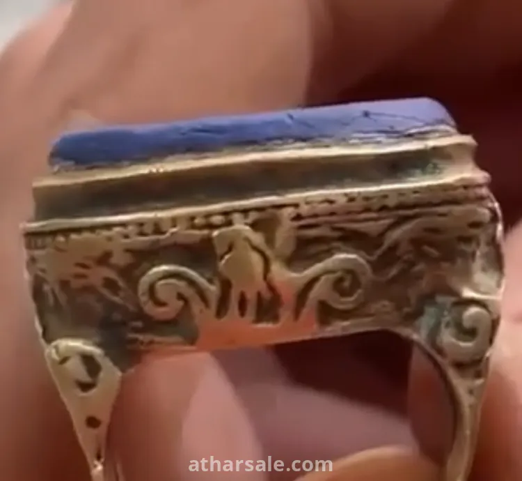 الطراز: يوحي الأسلوب العام بالخاتم بأنه قد ينتمي إلى طرازات آسيوية وسطى أو شرق أوسطية (Middle Eastern or Central Asian) قديمة، وربما يكون تقليدًا لطراز سلجوقي أو مغولي أو عثماني، أو ربما يكون منسوبًا إلى فترات إسلامية مبكرة أو فترات ما قبل الإسلام في مناطق معينة، اعتمادًا على تحليل النقوش التي تحتاج لتدقيق أكبر. • الإطار: يحمل إطار الحجر نفسه زخارف محفورة إضافية. دلالات محتملة • الأصالة: تحديد ما إذا كان الخاتم أثريًا أصيلًا (Ancient/Historical artifact) أو مجرد تقليد حديث أو نسخة تراثية (Repro