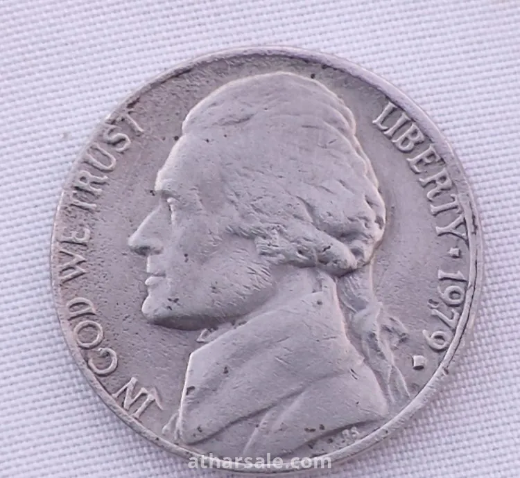 عملة "جيفرسون نيكل" (Jefferson Nickel) الأمريكية، وهي من فئة 5 سنتات، وتحديداً من عام 1979.
