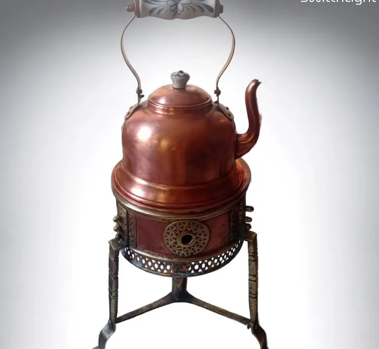 إبريق نحاسي تقليدي على موقد أثري – قطعة تراثية فريدة