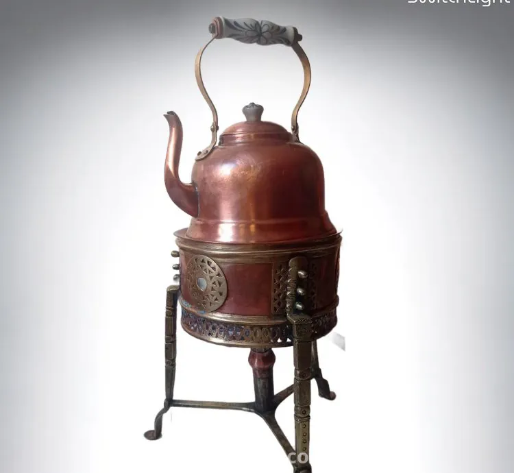 إبريق نحاسي تقليدي على موقد أثري – قطعة تراثية فريدة