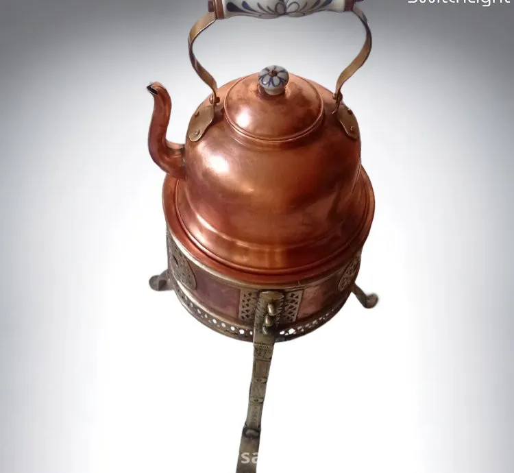 إبريق نحاسي تقليدي على موقد أثري – قطعة تراثية فريدة