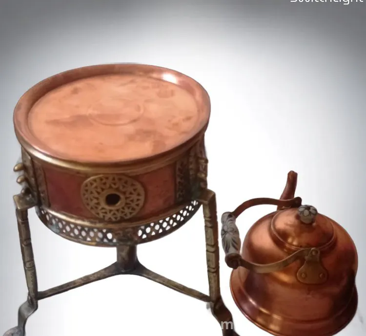 إبريق نحاسي تقليدي على موقد أثري – قطعة تراثية فريدة