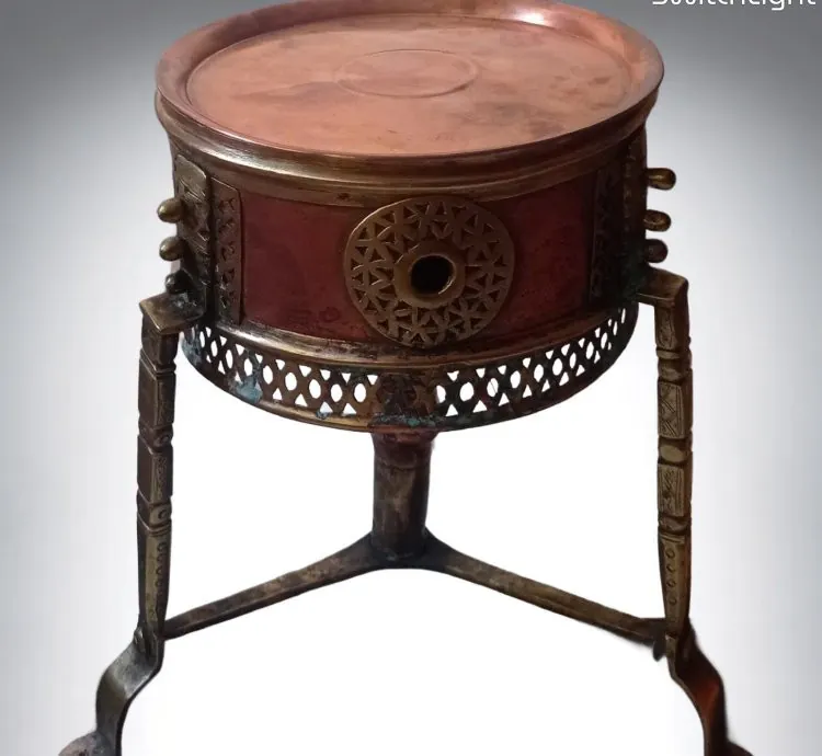 إبريق نحاسي تقليدي على موقد أثري – قطعة تراثية فريدة