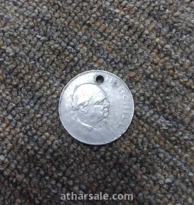 عملة تذكارية بريطانية أصلية لسنة 1965 – وجه ونستون تشرشل والملكة إليزابيث الثانية