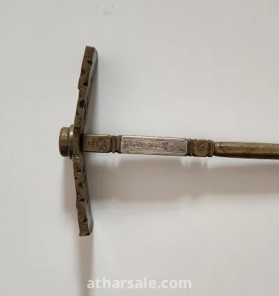 مطرقة قديمة من النحاس و الفضة