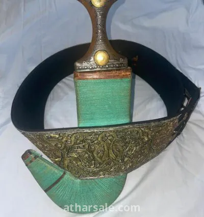 جنبية يمنية قديمة نادرة من عصر الائمة ( المملكة المتوكلية اليمنية) مصنوعة من قرن وحيد القرن عمرها اكثر مائتين سنه