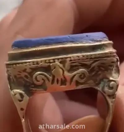 الطراز: يوحي الأسلوب العام بالخاتم بأنه قد ينتمي إلى طرازات آسيوية وسطى أو شرق أوسطية (Middle Eastern or Central Asian) قديمة، وربما يكون تقليدًا لطراز سلجوقي أو مغولي أو عثماني، أو ربما يكون منسوبًا إلى فترات إسلامية مبكرة أو فترات ما قبل الإسلام في مناطق معينة، اعتمادًا على تحليل النقوش التي تحتاج لتدقيق أكبر. • الإطار: يحمل إطار الحجر نفسه زخارف محفورة إضافية. دلالات محتملة • الأصالة: تحديد ما إذا كان الخاتم أثريًا أصيلًا (Ancient/Historical artifact) أو مجرد تقليد حديث أو نسخة تراثية (Repro 3