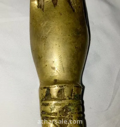 المقبض مصنوع من النحاس الثقيل واللامع، ومنحوت يدويًا بشكل جميل على كل من اليد والجزء السفلي. تُعد هذه القطعة مثالًا على الحرف اليدوية التقليدية التي تحمل دلالات ثقافية ورمزية عميقة في المنطقة.