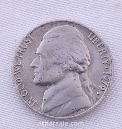 عملة "جيفرسون نيكل" (Jefferson Nickel) الأمريكية، وهي من فئة 5 سنتات، وتحديداً من عام 1979.