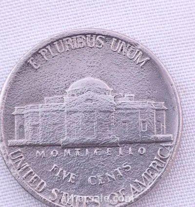 عملة "جيفرسون نيكل" (Jefferson Nickel) الأمريكية، وهي من فئة 5 سنتات، وتحديداً من عام 1979.