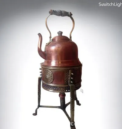 إبريق نحاسي تقليدي على موقد أثري – قطعة تراثية فريدة 4