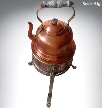 إبريق نحاسي تقليدي على موقد أثري – قطعة تراثية فريدة 3