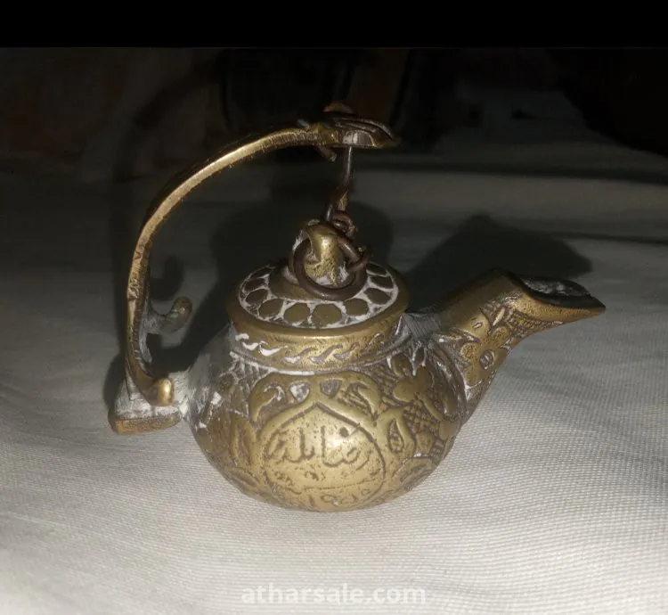 ابريق قديم صغير نحاسي ذو زخرفة عربية يدوية قديمة وفاخرة