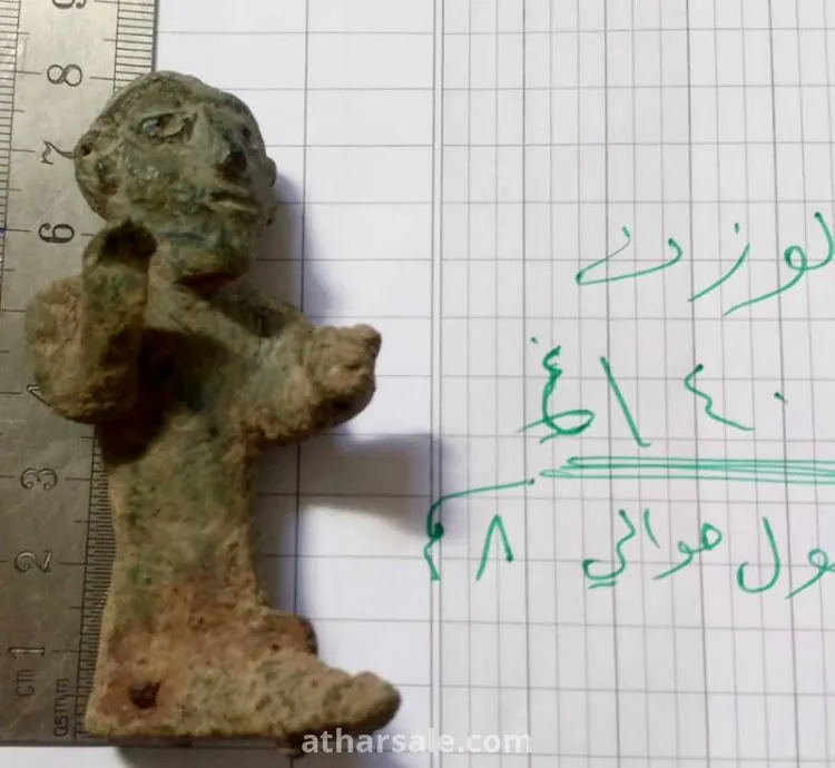 تمثال برونزي اثري عمره 2500 سنة قبل الميلاد  ولم احدد من اي عهد تعود