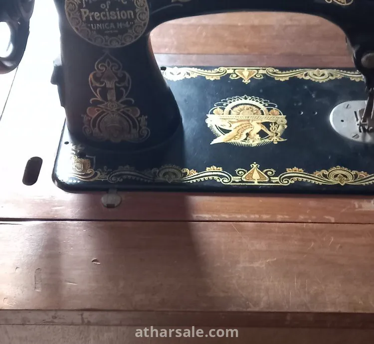 آلة خياطة قديمة مزالة في حالتها الجيدة تحفة رائعة