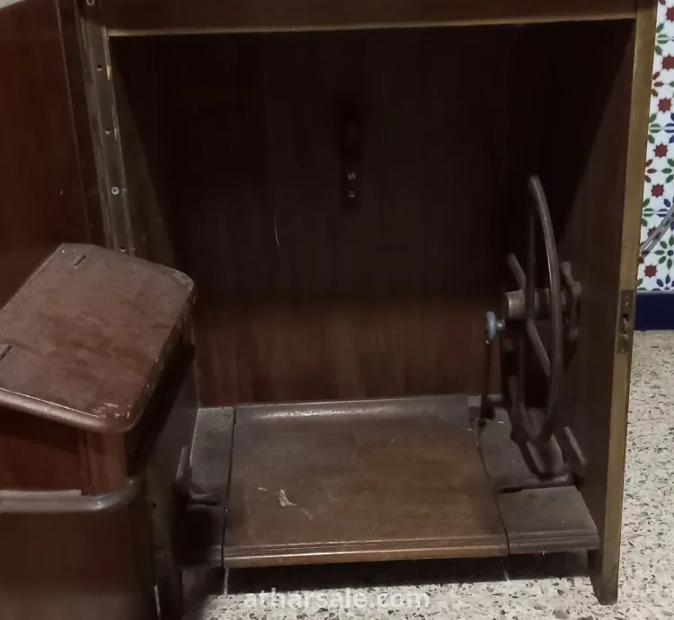 آلة خياطة قديمة مزالة في حالتها الجيدة تحفة رائعة