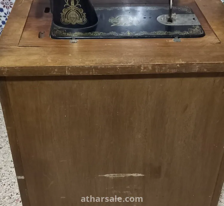آلة خياطة قديمة مزالة في حالتها الجيدة تحفة رائعة