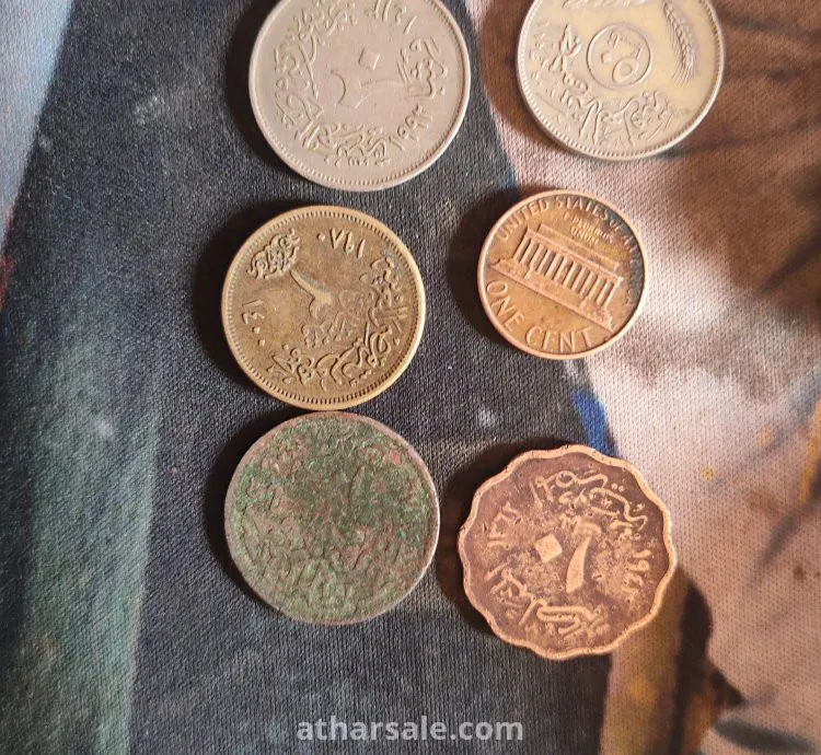عملات قديمه عملت الملك فروق الاول 1942 .10قروش مصري 1980.جنيه جمهور مصر العربيه 1980.50فرس بتريخ 1981.عمله ايطالي 1981.