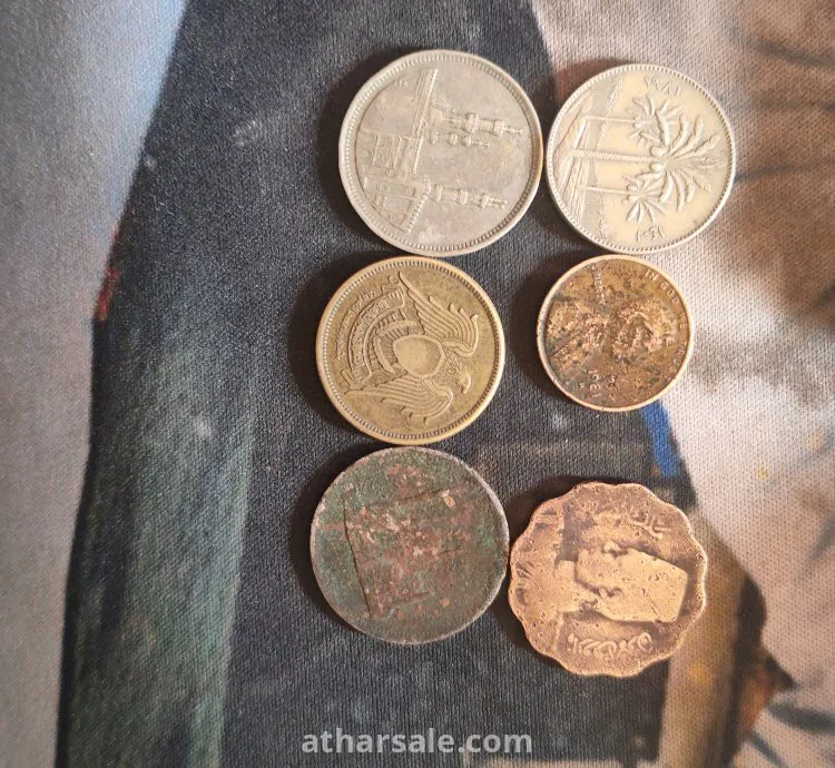 عملات قديمه عملت الملك فروق الاول 1942 .10قروش مصري 1980.جنيه جمهور مصر العربيه 1980.50فرس بتريخ 1981.عمله ايطالي 1981.