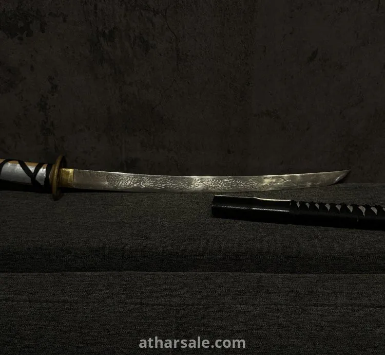 سيف ياباني قديم من نوع تانتو