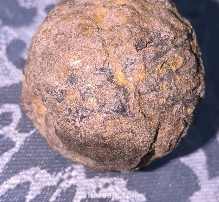 حجر نيزك نادر ويحتوي معادن ثمينه ويضهر عليه تبر الذهب و الماسات صغريه ومعدن صلب وثقيل رمادي غامق