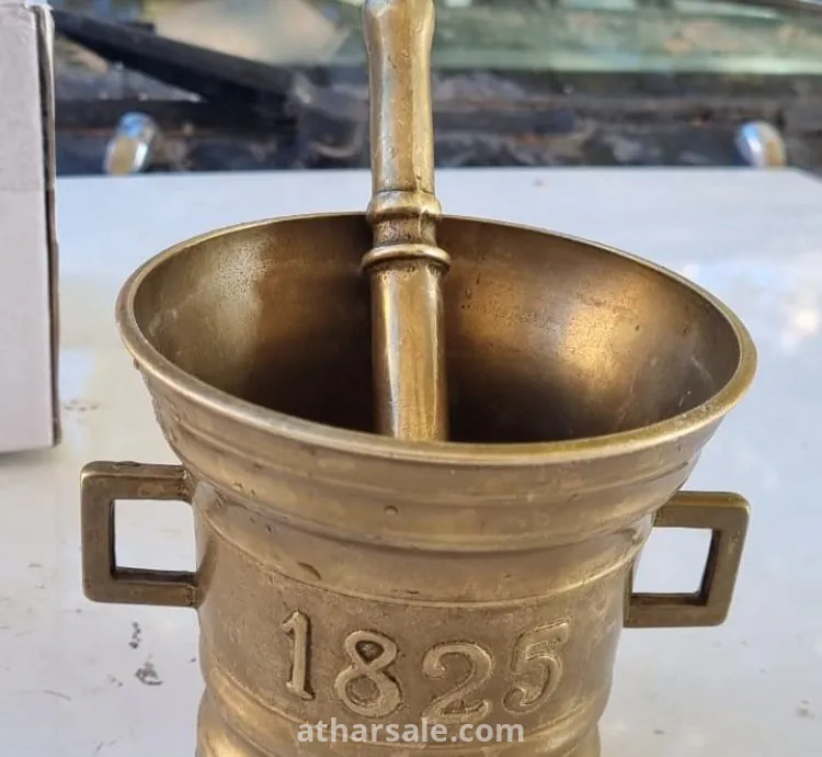 هاون ومدقة نحاسية أثرية من عام 1825 – قطعة نادرة لهواة التحف