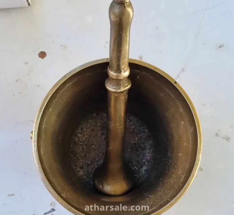 هاون ومدقة نحاسية أثرية من عام 1825 – قطعة نادرة لهواة التحف