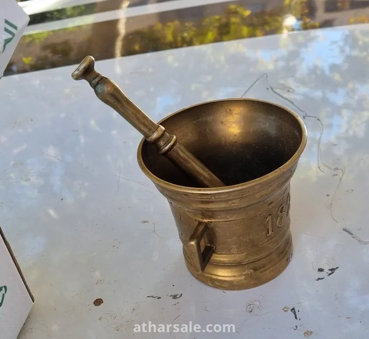 هاون ومدقة نحاسية أثرية من عام 1825 – قطعة نادرة لهواة التحف