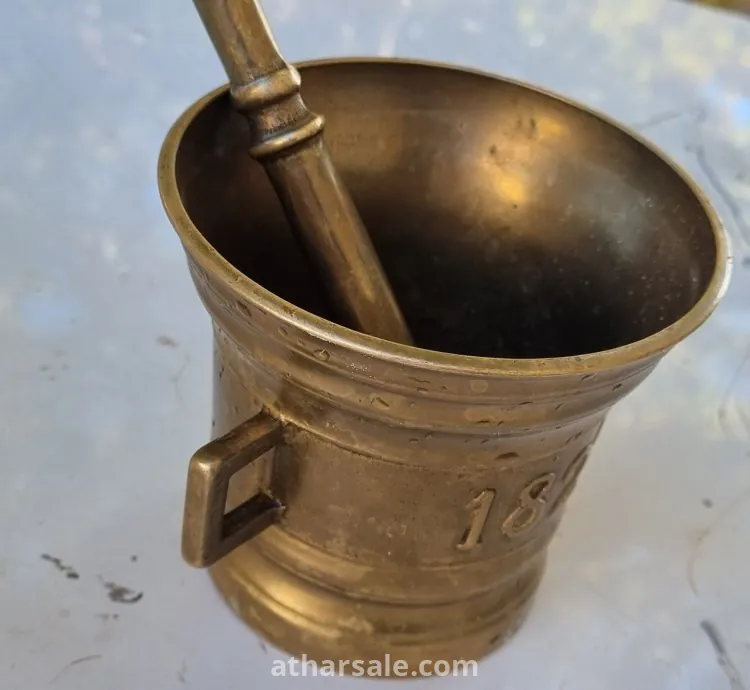 هاون ومدقة نحاسية أثرية من عام 1825 – قطعة نادرة لهواة التحف