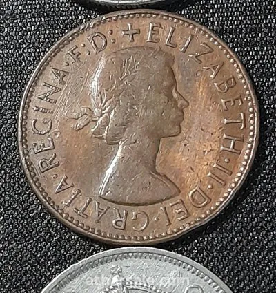 عملات معدنية متنوعة للملكة إليزابيث الثانية