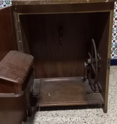 آلة خياطة قديمة مزالة في حالتها الجيدة تحفة رائعة 3