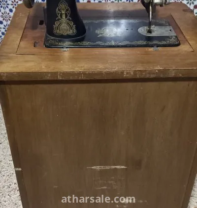 آلة خياطة قديمة مزالة في حالتها الجيدة تحفة رائعة
