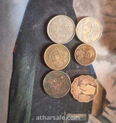 عملات قديمه عملت الملك فروق الاول 1942 .10قروش مصري 1980.جنيه جمهور مصر العربيه 1980.50فرس بتريخ 1981.عمله ايطالي 1981.