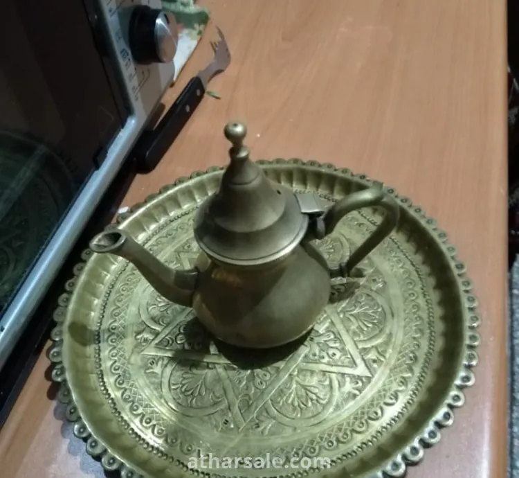 قطع اثرية وجدت جديثا في صندوق تجت الارض ثقيلة الوزن صفراء اللون