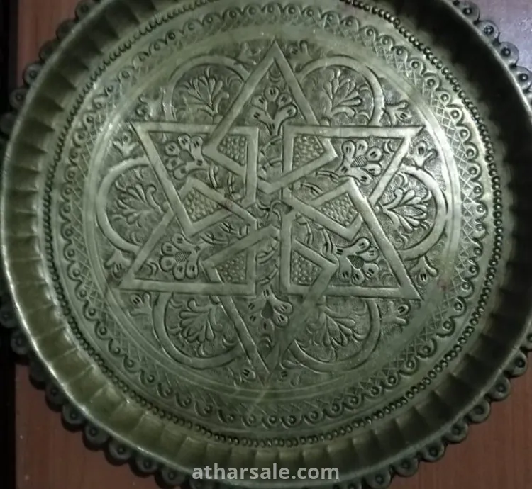 قطع اثرية وجدت جديثا في صندوق تجت الارض ثقيلة الوزن صفراء اللون