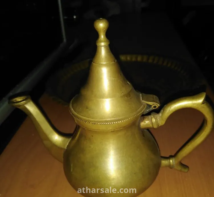 قطع اثرية وجدت جديثا في صندوق تجت الارض ثقيلة الوزن صفراء اللون