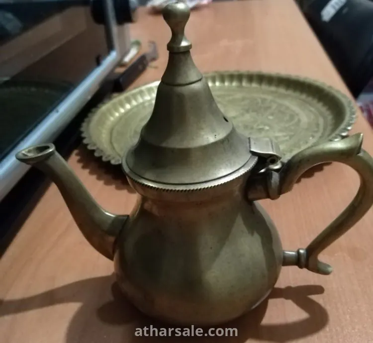 قطع اثرية وجدت جديثا في صندوق تجت الارض ثقيلة الوزن صفراء اللون