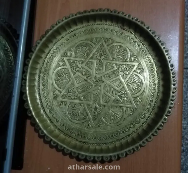 قطع اثرية وجدت جديثا في صندوق تجت الارض ثقيلة الوزن صفراء اللون