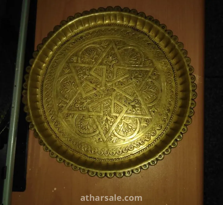 قطع اثرية وجدت جديثا في صندوق تجت الارض ثقيلة الوزن صفراء اللون