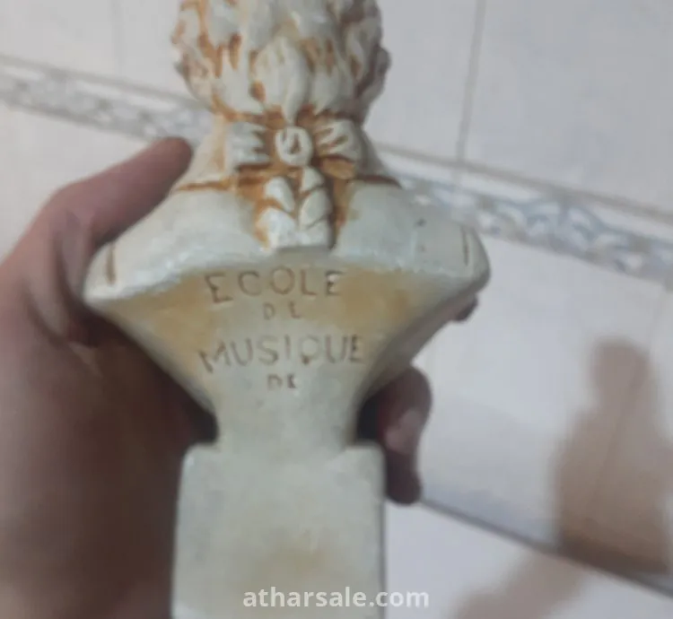 للبع تمثال اثري