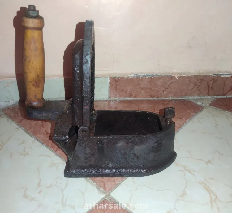 مكواة قديمة الصنع بالفحم