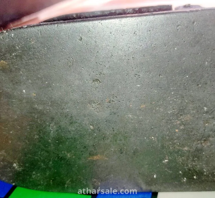 مكواة قديمة الصنع بالفحم