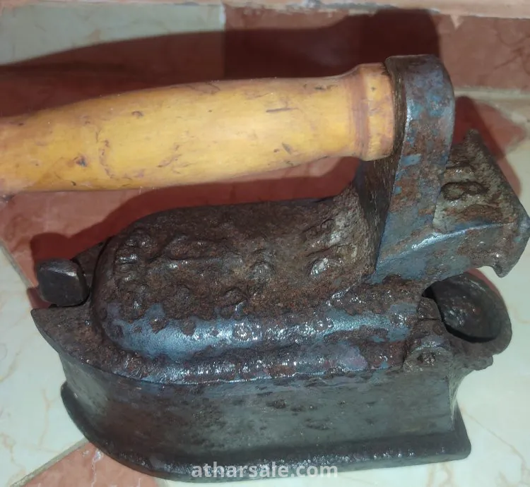 مكواة قديمة الصنع بالفحم