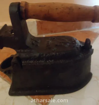 مكواة قديمة الصنع بالفحم 3