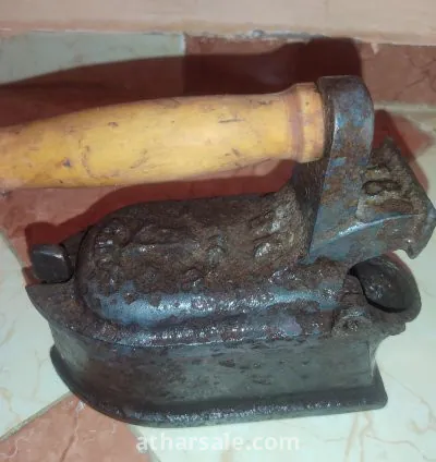 مكواة قديمة الصنع بالفحم