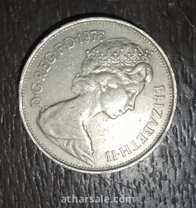 العملة المعدنية التي في الصورة صورة للملكة إليزابيث الثانية وتاريخ عام 1976